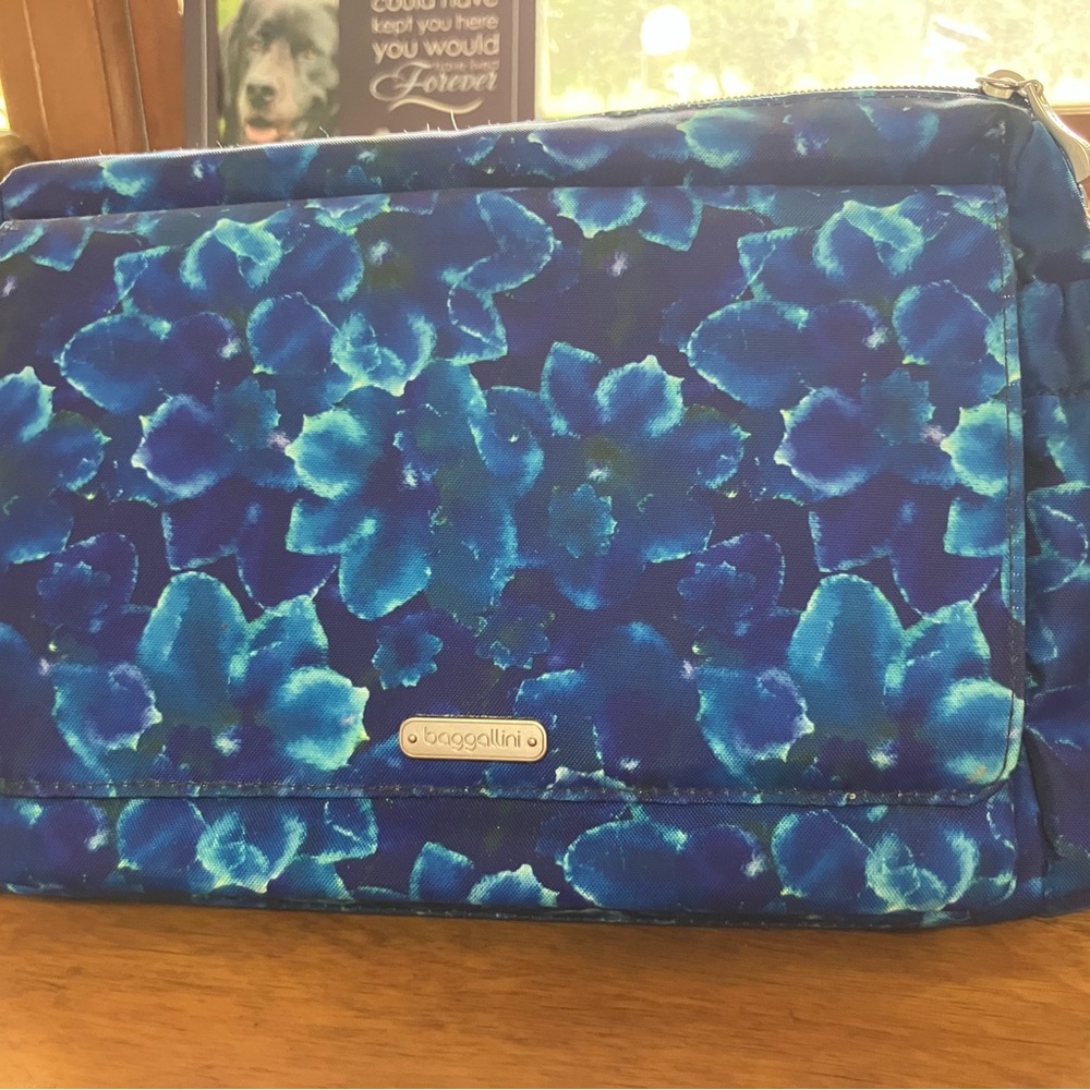 PERFECT Baggallini Blue Floral Medium Sized Crossbody Messenger Bag Purse